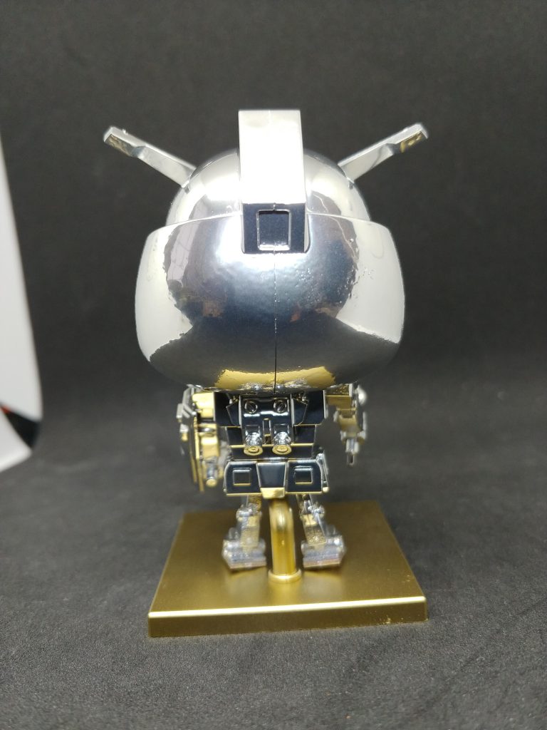 台座はゴールドで、高級な感じに