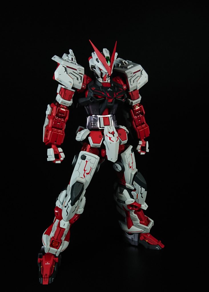 フロント大きな改修点は太もも4mm、腰2mm、腹1mm延長した点と肩、胸、膝の形状変更です。その他シャープ化や筋彫りを行っています。