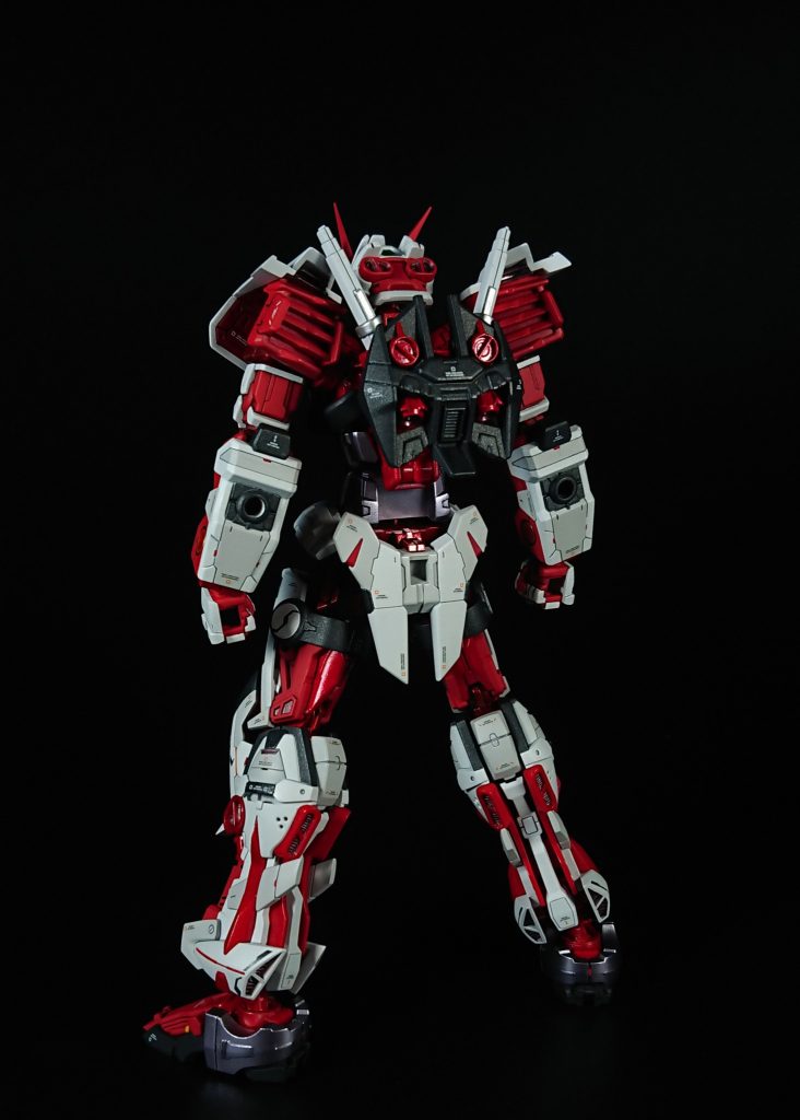 リア肩には新規で上部にスラスターフィンを追加、肘にもジャンクパーツからブロック状の物を追加しています。股関節パーツはロードアストレイΩのものを調整して使っています。ソール部はノーネイムの物をそのまま使いました。足首スラスターはキットのままでは再現されていなかったのでプラ板でスクラッチしました。