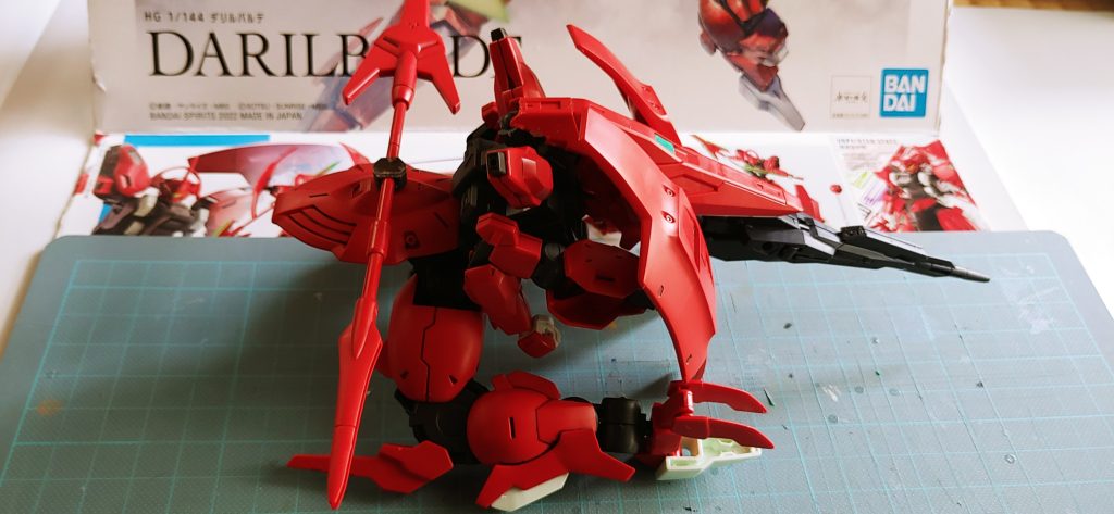 モビルアーマー形態 横からの図。ほぼありのままのダリルバルデに、「近接武器のマウントとかあると良いのにな-」から始まりました。