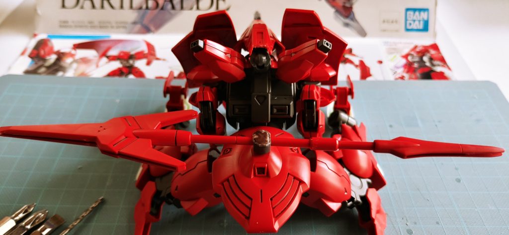 モビルアーマー形態 バックショット今回はビルダーパーツ「ボールデンアームアームズ」からボールジョイントパーツを活用。手持ち武器が長物なので、背中に背負わせようかと思いましたが、ドローンの配置的にクリアランスが低くなるので腰に持ってきました。かわりに空いたドローンの間にもう一つボールジョイントの受けパーツ中サイズを接続。