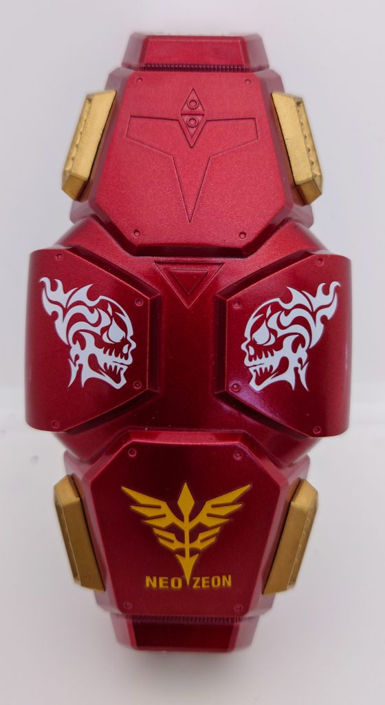 大型シールド。ジ・オのボディが黒なので、似合う色ということで、赤色を採用してます。ここにもデカールをペタペタ貼り付けました。