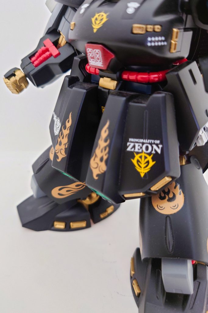 下半身部分。ジオンマークは突撃機動軍のマーク。(深い意味はなし)