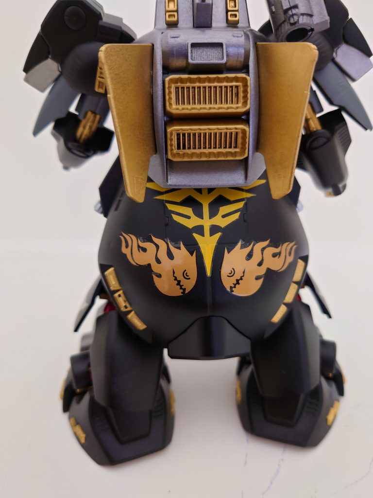 背面。背面にも水転写デカールを貼り付けてます。