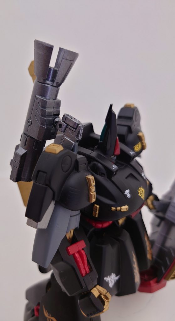 右肩にバズーカ用のギミックが仕込んであります。