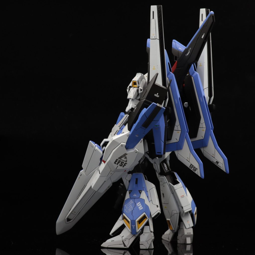 ゼータの使用が許可され、「究極のゼータ」を目指し強化された機体。しかし求めていたスペックに至らなかった為、結局は開発中のνガンダムに一部データをフィードアップし乗り換えた。といった感じです。