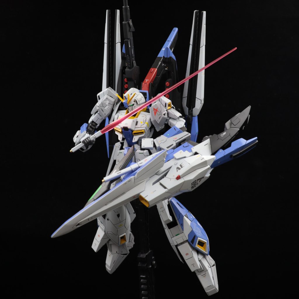 見ての通りデルタカイのパーツを使用してます。ストライクゼータも意識しつつ、ディティールを加えながら製作。ビームサーベルは元の通り抜刀可能です。