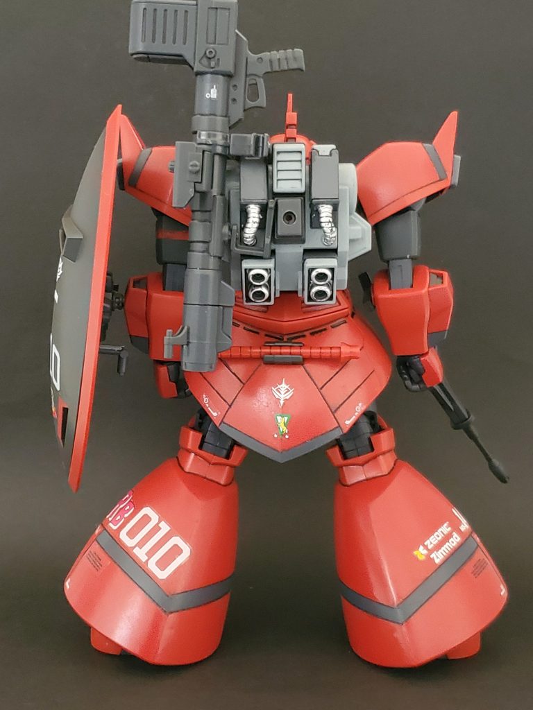 真後ろからのLia view~✴️あまりにも有名なパイロットの機体なので、改修ポイントは、ささやかに行っております🎶①シールド裏にビームライフルをホールドするためにL字型フックを用意🎶こちらは残ったランナーから切り出して装着しました~😊②専用ロケットランチャーを担架したくて、ランドセルに高機動型ザクのシールドに取り付ける武器ラック?を少し削り装着させてみました🎵すんなりはまってくれて良かったです😌無論、取り外し可能😎✨③ランドセル中央に3ミリの穴を空けシールドを担架出来るようにしました~👍