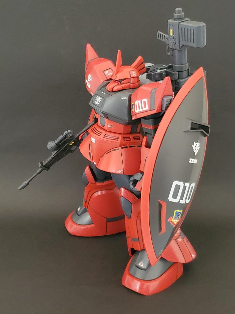 妄想イメージはジムメインでしたが、今回制作したのはゲルググです~😅💦プレバンで購入以来、作るチャンスを伺ってましたが、ようやく完成させる事が出来ました😊🎶今回も青いロバート・ギリアムのゲルググ同様の肩の改修等を実行🎶適度にスジ彫りも加え、筆による全塗装🖌️❕特徴的な真紅の稲妻マーキングシール✨を中心に仕上げております😌