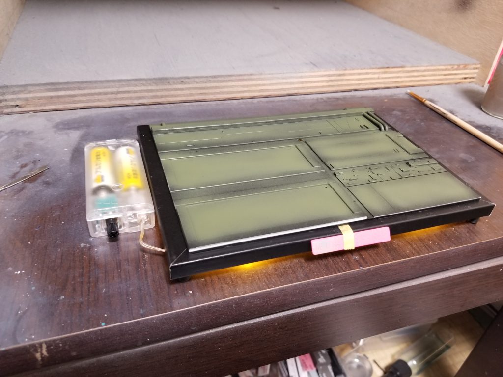 グラデーション塗装し、100均フォトフレームをもう一個使い、ベースに厚みをもたせて電飾しました