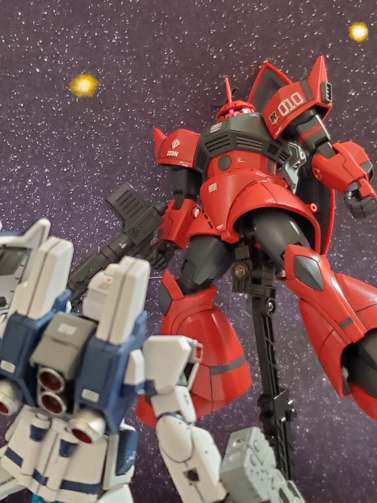 数ヶ月前、フランクリン・ノボトニー中佐の部隊は『真紅の稲妻』のザク1機に、壊滅寸前まで追い込まれたのだ…😱💦ノボトニー中佐は機体を見た瞬間、パイロットは『真紅の稲妻』ジョニー・ライデンであると確信✨ノボトニー中佐は歯を食い縛り、恐怖に震える((😖))体を押さえ込み、バーニアを全開にし前に出る🏃💨