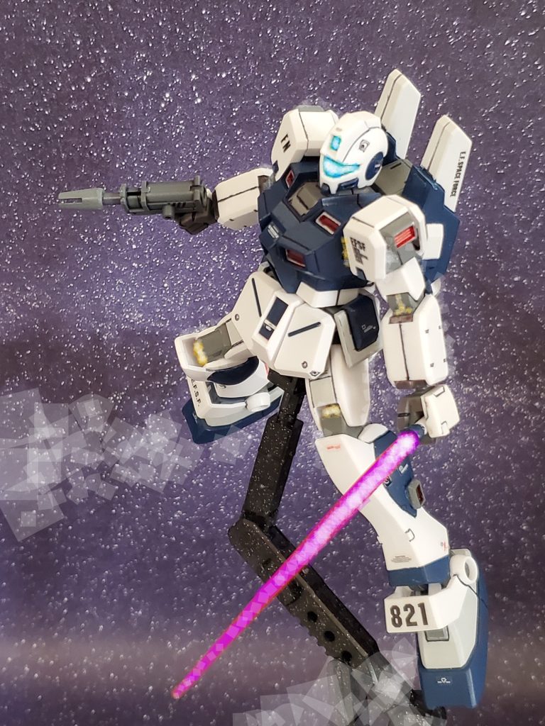 ノボトニー中佐は間合いを取り、このままでは勝てない事を悟る…😔そして、ノボトニー中佐は決意を固め、手早くコクピット内のいくつかのスイッチをoffにする❗なんと❕ジムコマンドの各駆動系、出力系のリミッターを解除したのである👀✨これにより、限界までポテンシャルが引き出されたジムコマンドは瞬間的ではあるが、RX-78と同等のスペックを得る事が出来るのだ😎✨フル回転する機体と共に頭部センサーも青白く輝く…✴️