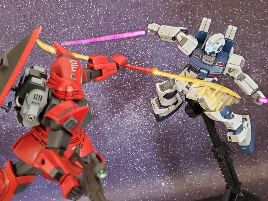 エースの攻撃を掻い潜り、ビームサーベル二刀流でジムコマンドは真紅の機体の眼前に迫る🎵しかし❕互いに近接距離に入ったが、真紅の機体のビームナギナタが僅かに早い👀❗再びピンチ~😱💦