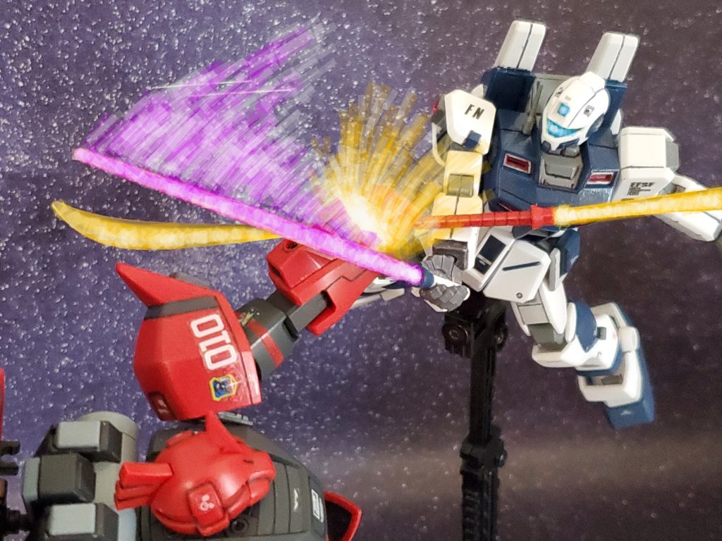 ノボトニー中佐は咄嗟に機体本体ではなくビームナギナタを持つレフトハンドへ斬撃⚔️✨本体には届かずとも手首を狙いギリギリで真紅の稲妻の攻撃を防いだ~👊✨