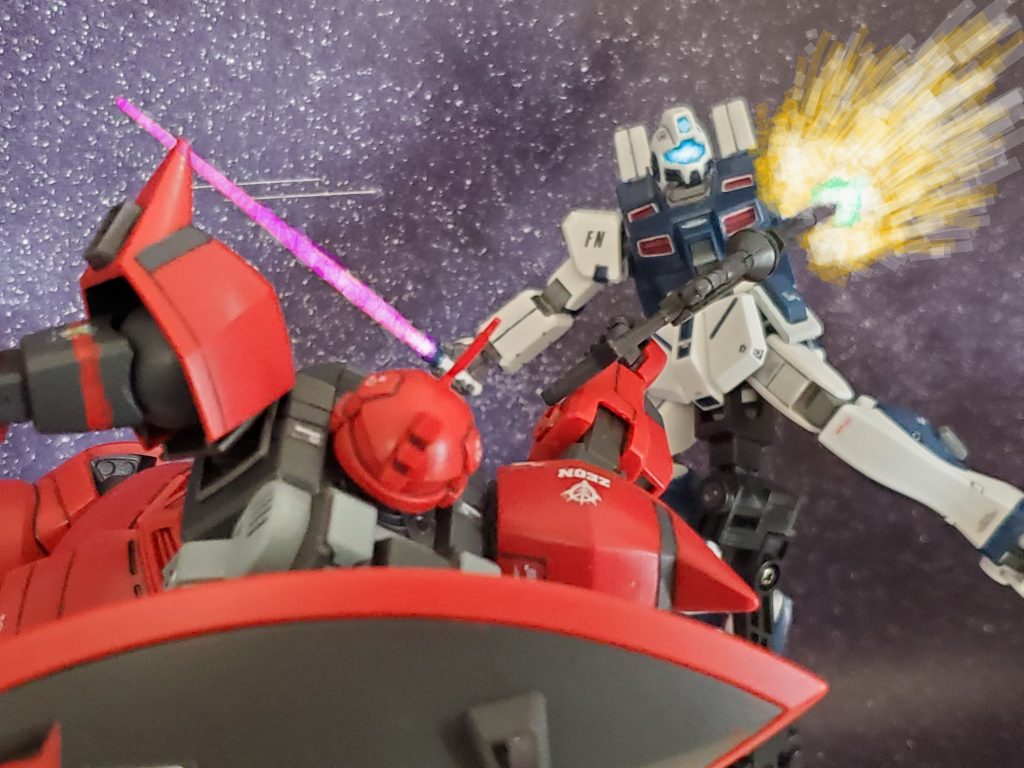 ノボトニー中佐はすかさず2撃目を繰り出そうとするも、真紅の稲妻は即座にビームライフルでジムコマンドの左腕を吹き飛ばす~💦そして真紅の機体は、損傷のためか後退❗ノボトニー中佐は『真紅の稲妻』ジョニー・ライデンを退かせたのであった…😊🎶