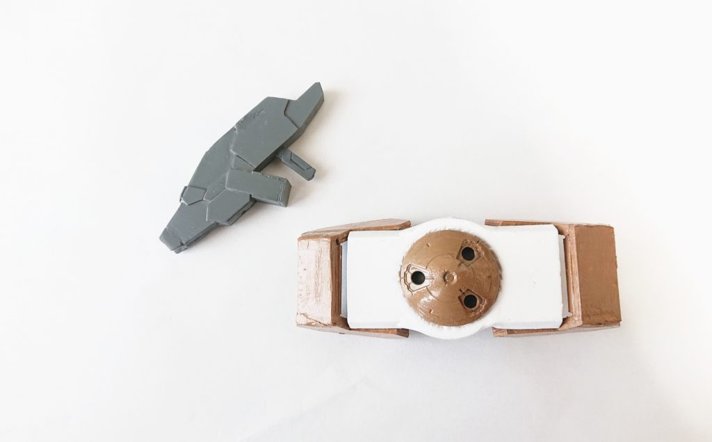 プラ板でスクラッチしたビームライフルとシールド。設定画を見ながらプラ板を貼り重ねる形で作成しました。