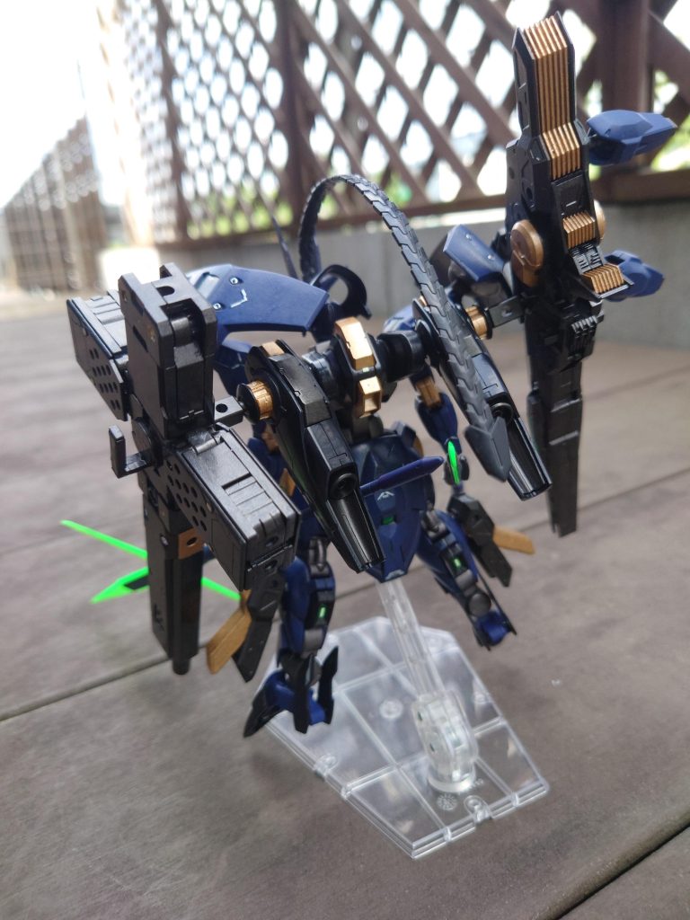 外装はティターンズブルー2にフラットベースを数滴フレームは焼鉄色武装は黒鉄色一部ティターンズブルー1やゴールドで塗り分け溝には蛍光グリーン、蓄光色を仕込んでます。30MMのバズーカが穴だらけなので、ラジエータフィンで穴埋めと排熱機という設定に。