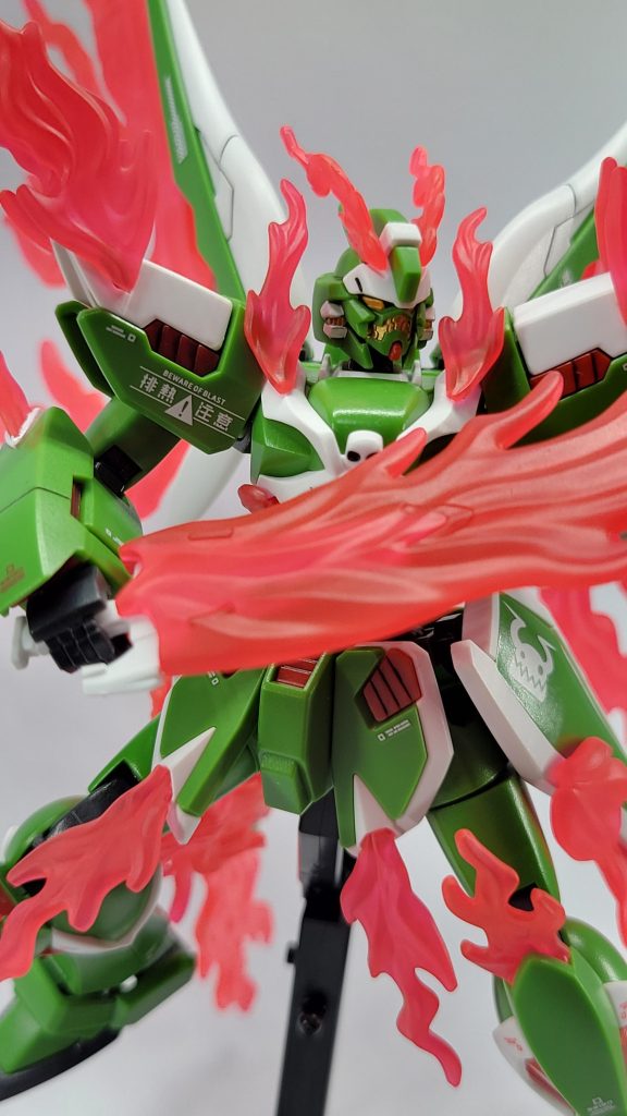 基本シールを使うと負けた気持ちさせられる、謎のプライドがあるので、頭部は部分塗装してあります。また「排熱注意」のデカールはファントムにぴったりだったので使いました。