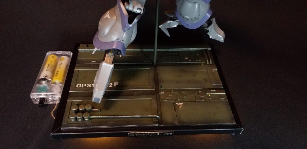 わかりにくいですが、一部が発光しますネームプレートはランナータグをドライブラシしました