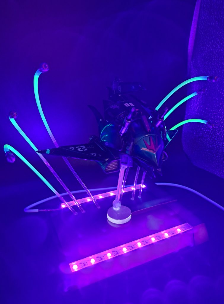 ブラックライトが女性らしいフォルムのエルメスをより妖艶に演出します。