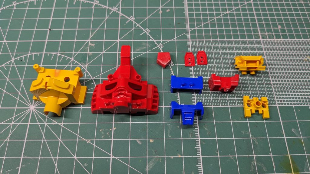 色が淡いので各部のパーツは単色で塗装しました