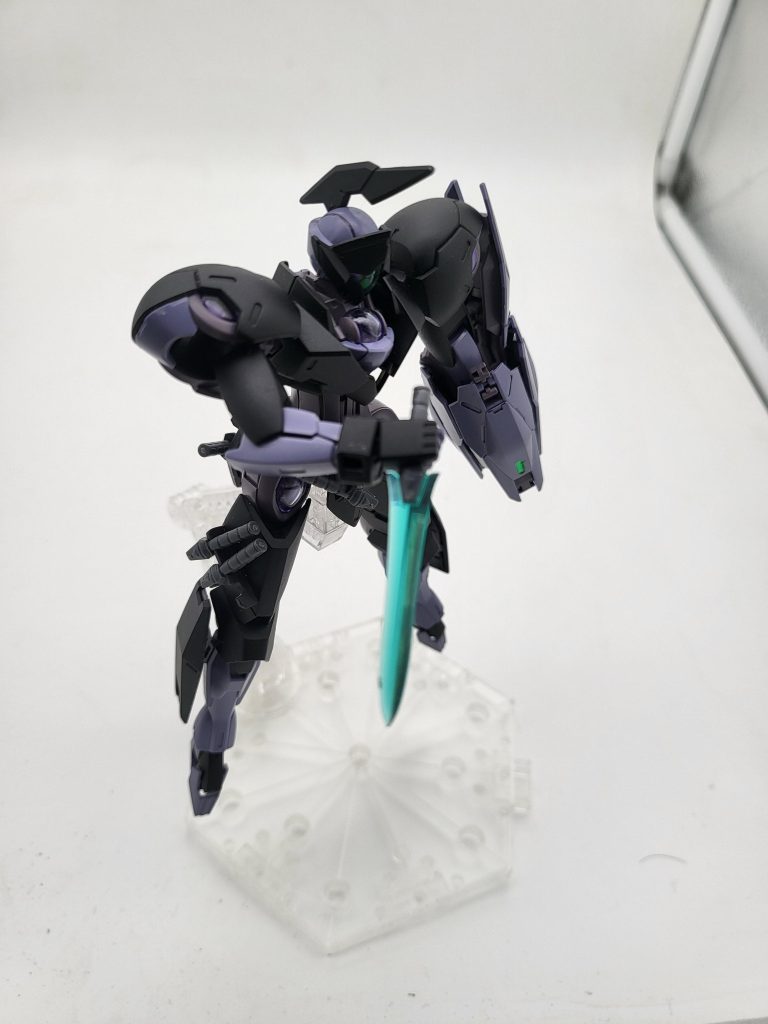 武装　クナイ右半身にラックを介して7本装備