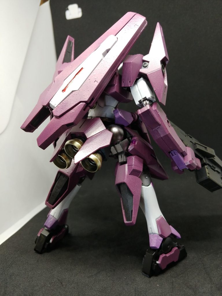 腰から完全にソーンが無くなるのも抵抗あったが、技術的に自分には無理ですので考えてちょっと出来そうだった腰部のバーニア?だけは移植させてちょっとだけソーンを残せました。