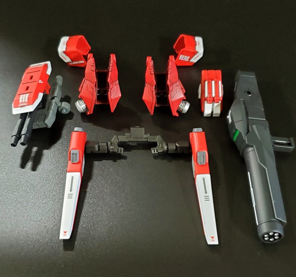 アーマーや武装は脱着可能です。どこかで見たことがあるパーツが・・・