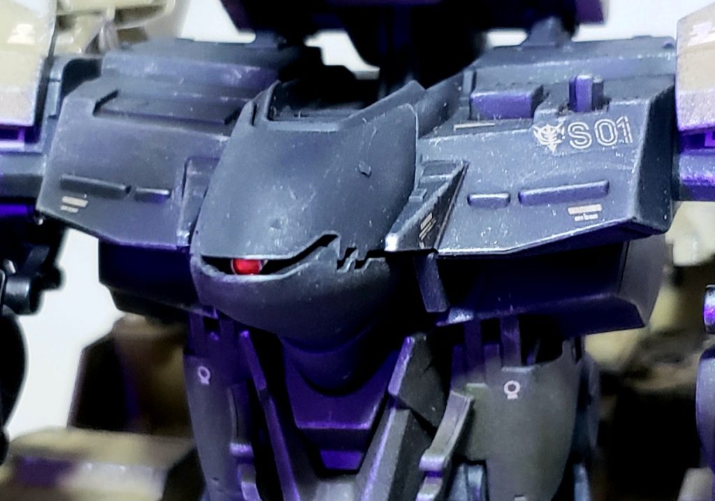 モノアイはガイアカラーエナメル(蛍光ピンク)で塗装。3mmカシメ玉を装着してUVレジン(クリアーピンク)でコート。UVライトで光ります😊