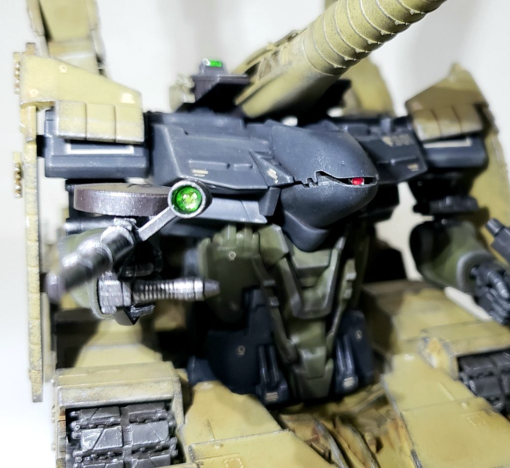 右手のザクマシンガンはFCザクIIから。