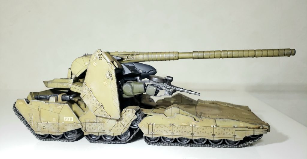 モビル形態を横から。タンク形態に比べて明らかに被弾率が悪化してますね💦