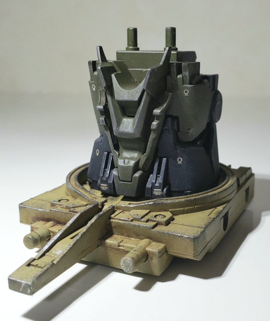 変形用の中央部パーツと胴体部分。