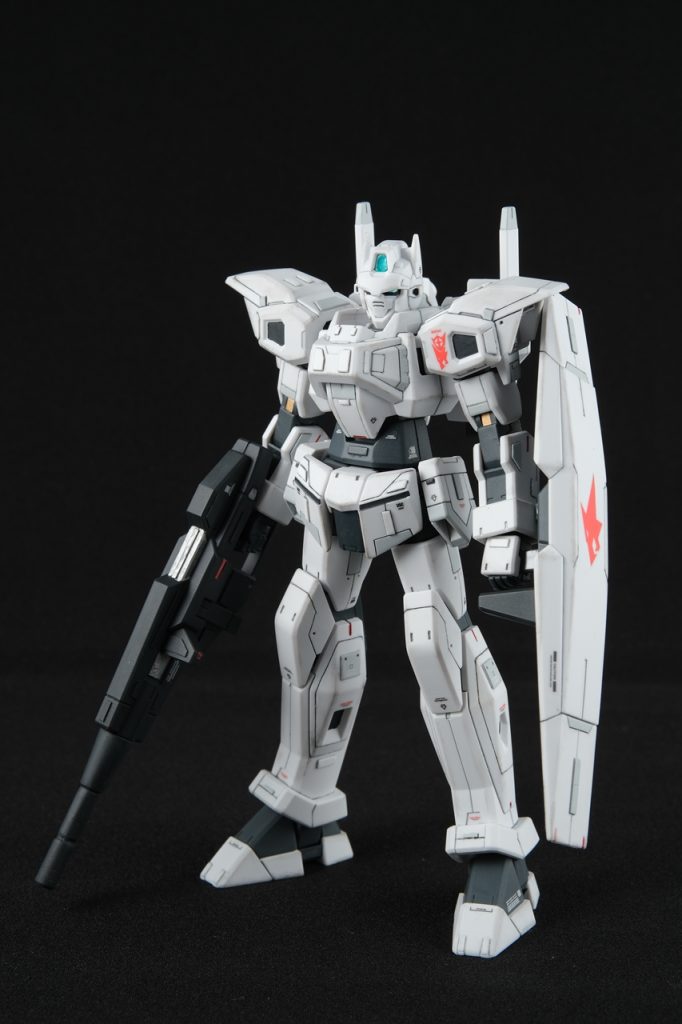 全身図。いかにも「連邦軍」なデザインで、ディテールアップのイメージは割とすんなり出てきました。ノーマル状態のシンプルで細い印象を少し強そうな感じにできたと思います。AGEシリーズは盾の持ち方が独特で、しかもGエグゼスは盾が長いので少し扱いづらいです。