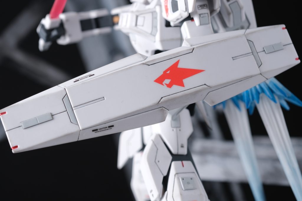 長い盾。シャルドール改と同じ形。ウルフマークは水転写のものを使ったので、あまり段差は見えないと思います。