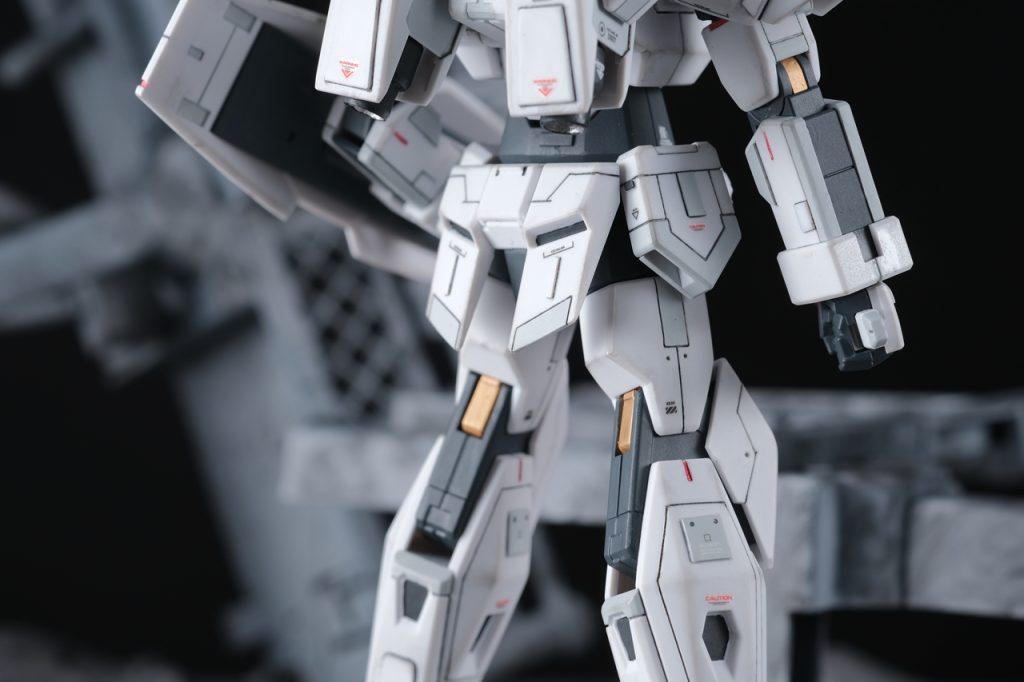 腰あたり。スジボリ頑張ったね。関節の金色と、ポツポツとポイントで付いているメタリックレッドは自分のお気に入りのやり方なのかもしれない。