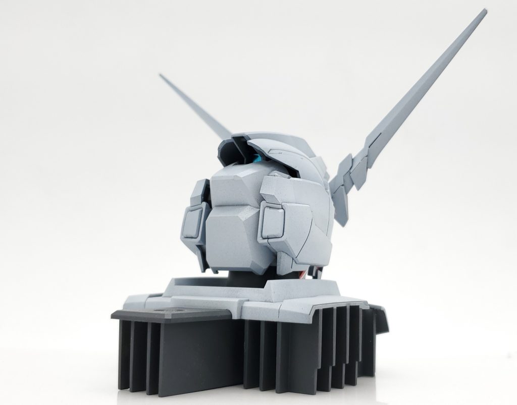 使った塗料は下地＆グレー→メカサフスーパーヘヴィホワイト→水性ホビーカラー エアリアルホワイトゴールド→水性ホビーカラー ゴールドバルカン→ガンダムマーカーヘビーガンメタリックサイコフレーム→ガンダムマーカーホログラムカラー トランザムレッドを薄く吹き付けセンサー類は百均のメタリックテープを使いました。なお、塗膜のクリアランスを考慮していなく変形させようとすると塗膜が剥がれるのでデストロイモード固定にしました笑