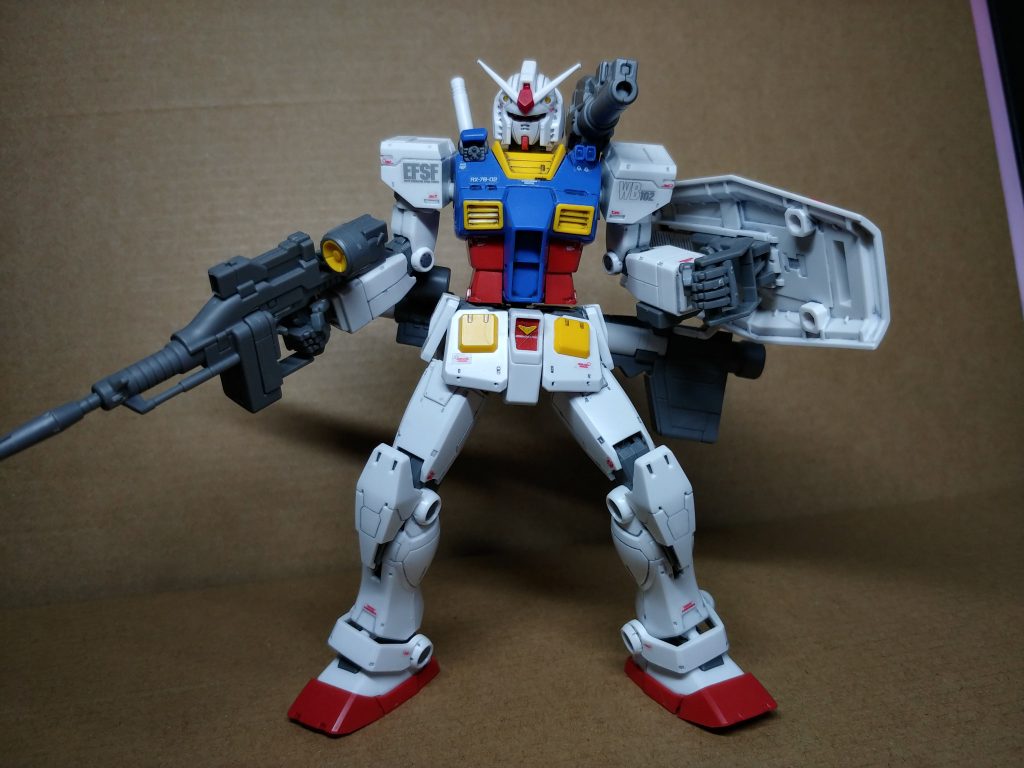 キャノン砲、バズーカ、ライフル。更に肩のマシンガン。以外に多めの装備武器。ある意味、最終決戦的で迫力満点。