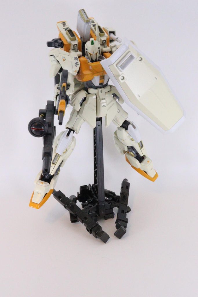 色はリゼルのゼネラルレビル艦載機を参考にしました。オレンジはMr.カラーのハイネオレンジ、クリーム系の白はアサヒクリエイティブカラーのアースホワイト、白はMr.カラーのガンダムホワイトです。今回はオレンジのポイントも入れてみました。結構気に入っています。 なぜ”獅子”にしたかというと、私が住む富山県は獅子舞の数が日本一あると言われており盛んなのですが、まさに今の時期が獅子舞シーズンであり、獅子舞が好きなので入れました。