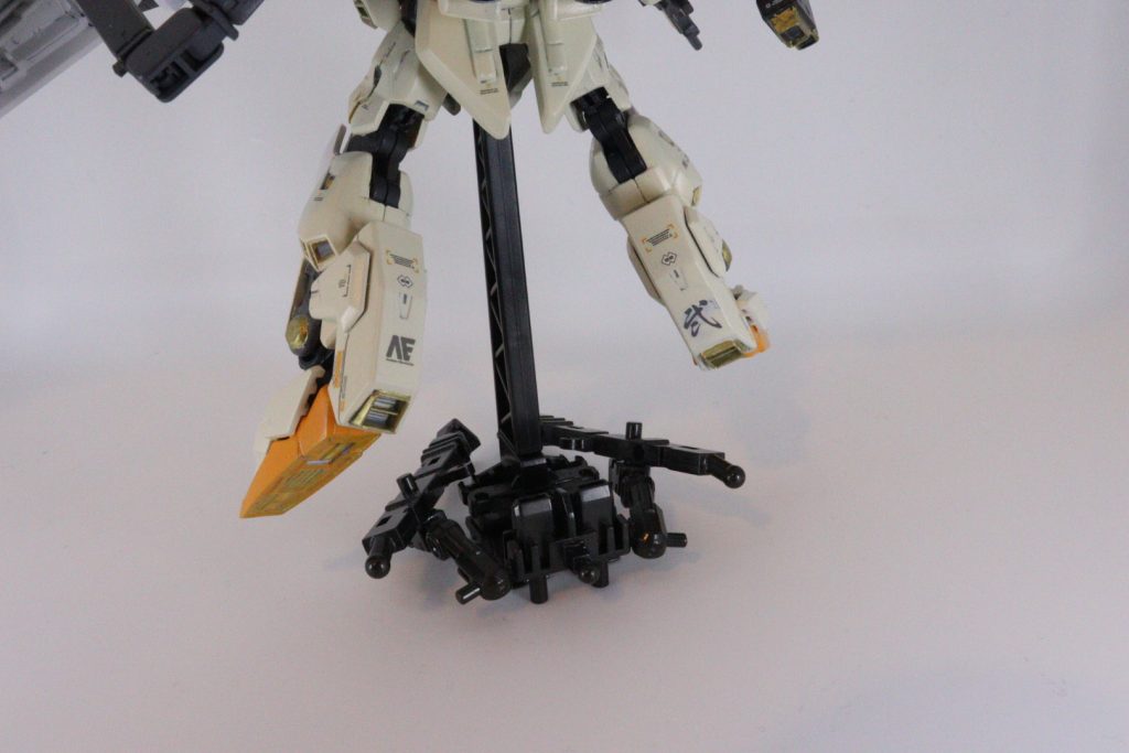 「弐」は前回作ったジムクウェルが「06」だったので、同じ部隊の2番機という意味です。ちなみに、この脚部パーツはハメ込んでいるだけなので、劣化してくると外れるかもしれません。磁石固定したかったんですが、脚部側に余裕がなく諦めました。