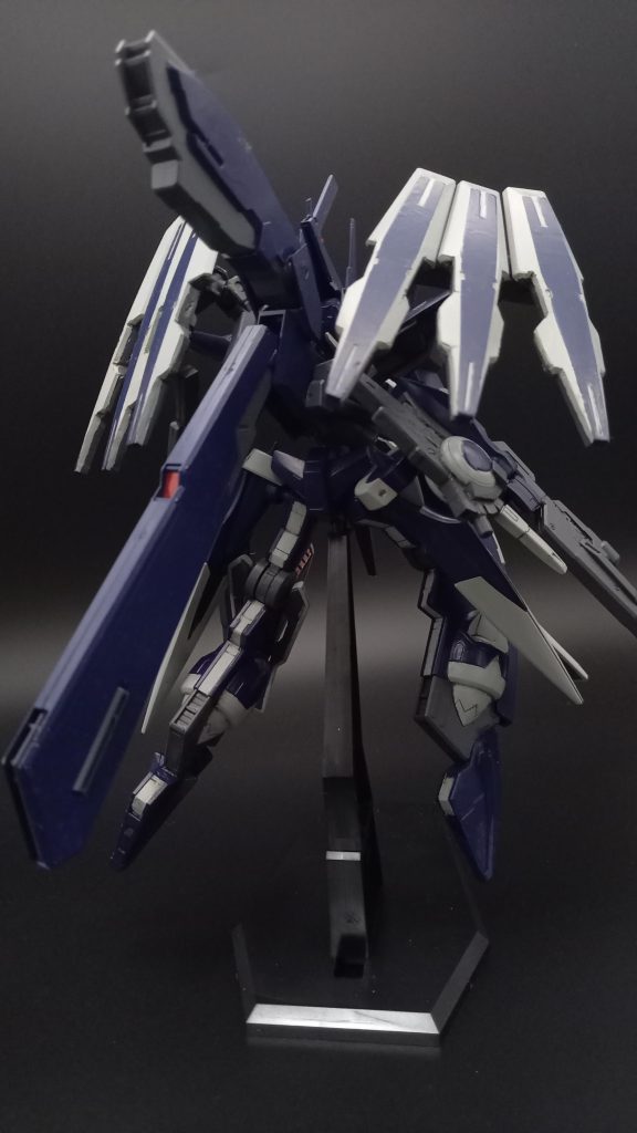 背中のパーツはガンダム7号機とヘイズルです