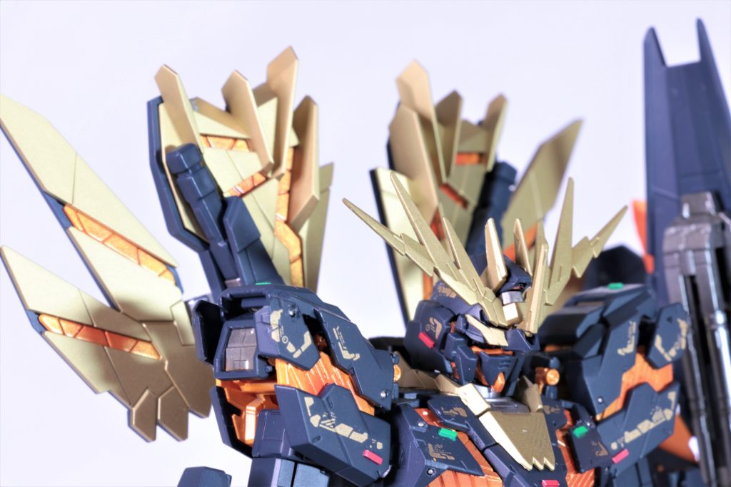 肩や胸の虫ピンディテールは直径が0.7mmしかなく取り付けるのは大変でしたが、ゴッドハンドのスピンモールド1mmで浅く凹みを作り取り付けることでRGに非常にマッチしたディテールになりました