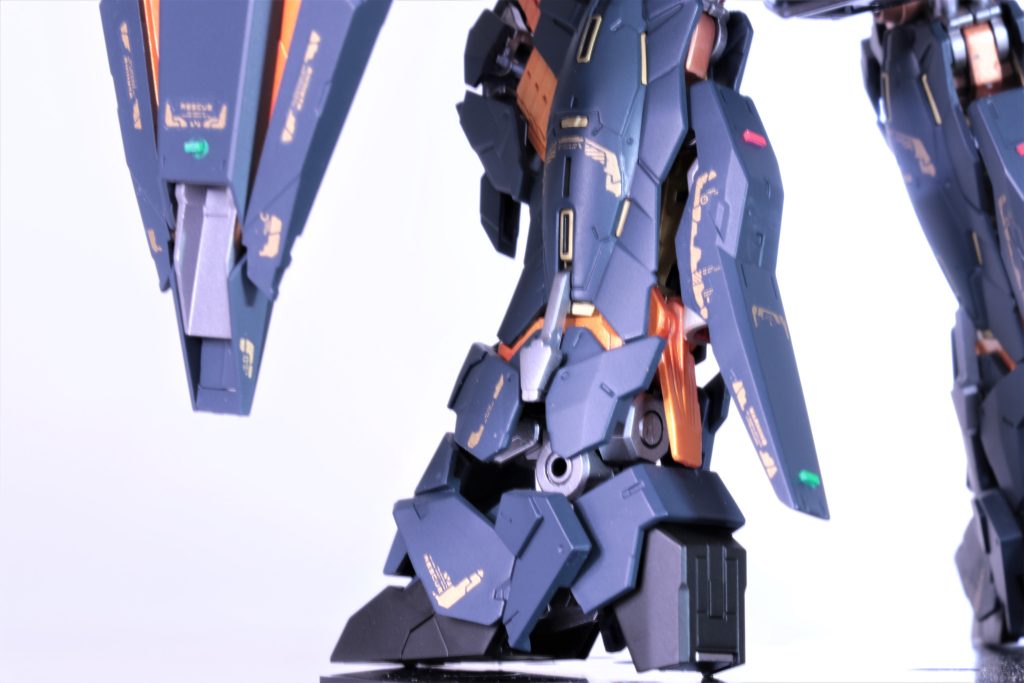 今回の作成で一番つらかったのは分解でした。RGユニコーンガンダムの変形機構は非常に素晴らしいですが、それ故複雑で分解が非常に大変でした。実際何箇所か破損しており、ふくらはぎのバーニアの装甲のところも破損させていて、ユニコーンモードに戻したくありません