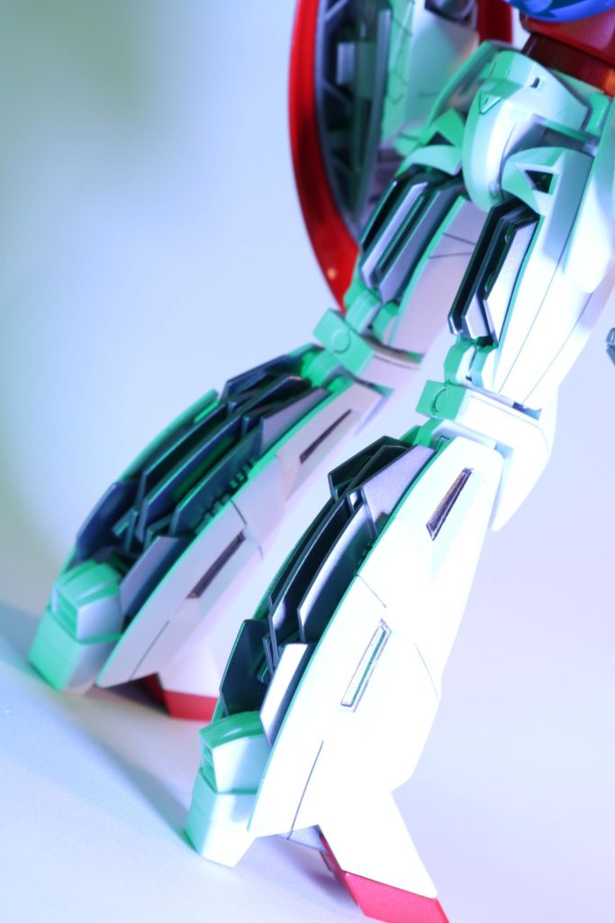 お気に入りのスラスターベーン。ガイアノーツのフレームメタリックの上にパールシルバーを重ねています。