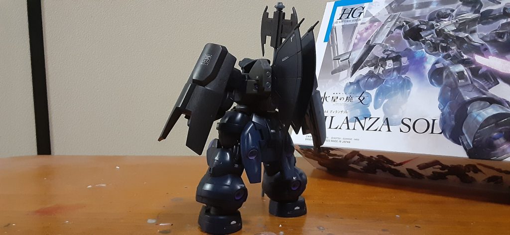 元々違う機体に使う予定で買ったディジェのバックパック、フィンは使わないのでこちらのバックパックに直付け、ジョイント噛ませようかと思いましたが時間かかるのでやめましたw 後ろのバーニア類は同じパープルで統一腰部リアアーマーサイド裏側はプラ板で塞ぎました。ミサイルの弾頭はグレーにしました。