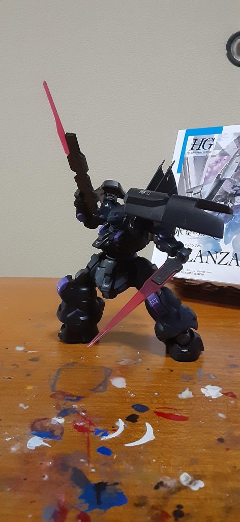 胸部、膝、爪先のグレー部分、腰部の一部は半つや黒、関節はガンメタ、胸部の白部分と前腕の丸い部分、膝の一部は紫とガンクロームを混ぜてメタリックパープルぽくしたのを塗ってます。武装類は黒鉄色で統一、足の合わせ目は段落ち処理