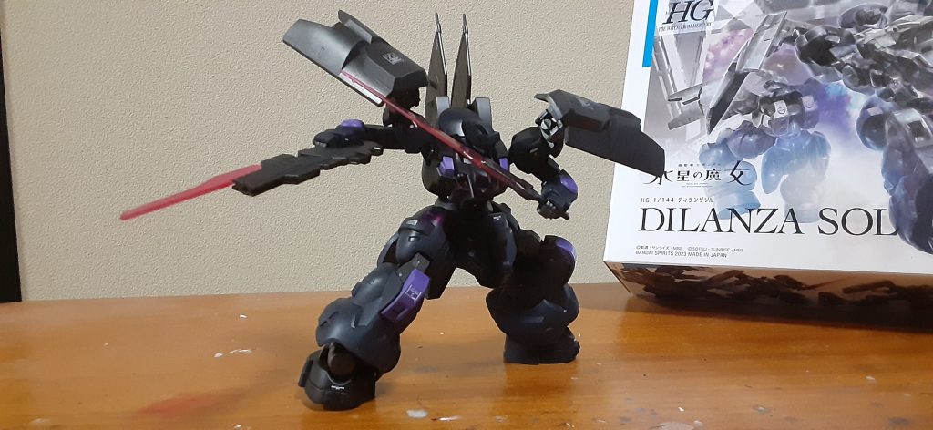 背中の大型フィンは索敵レーダーという設定です。あと爪先が短くてさみしいのでプラ板でディテール変えてみました。