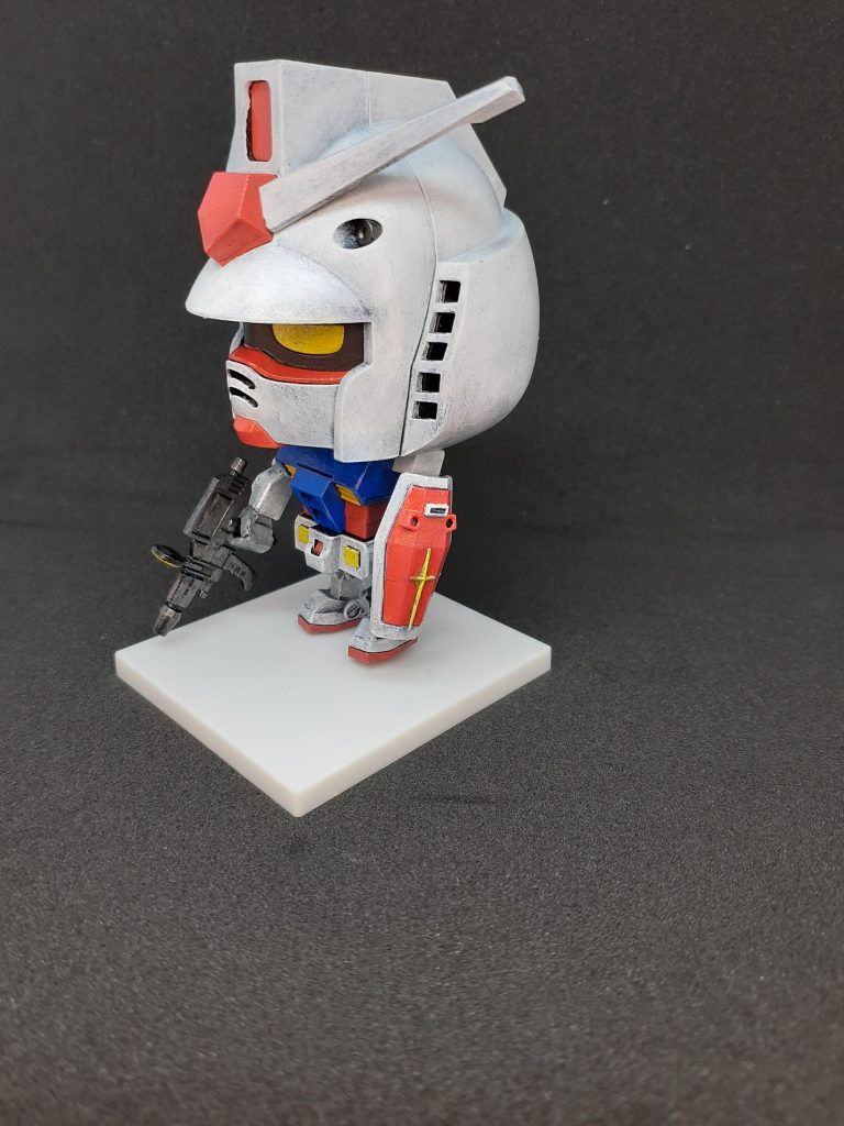 角は破損が怖かったので尖らせていません。顔パーツの合わせ目処理の為、赤い顔パーツのダクト部分をカットしました。デザインナイフで簡単に切れました。切れ味は正に消しゴム…。