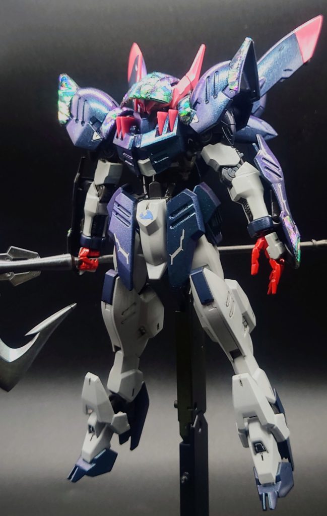 特徴的な黒外套のナノラミネートアーマーですが、今回はアワビシート以外に、百均のラメパウダーを混ぜたクリアーを吹いてマジョーラ塗装を施してみました。