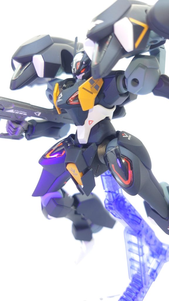 今回は目のパーツとシールに蛍光レッドを使用してみました。蛍光カラーはエアブラシのハンドピースにしつこく残ると聞きましたが黒のサーフェイサーで洗浄するといいとのことです