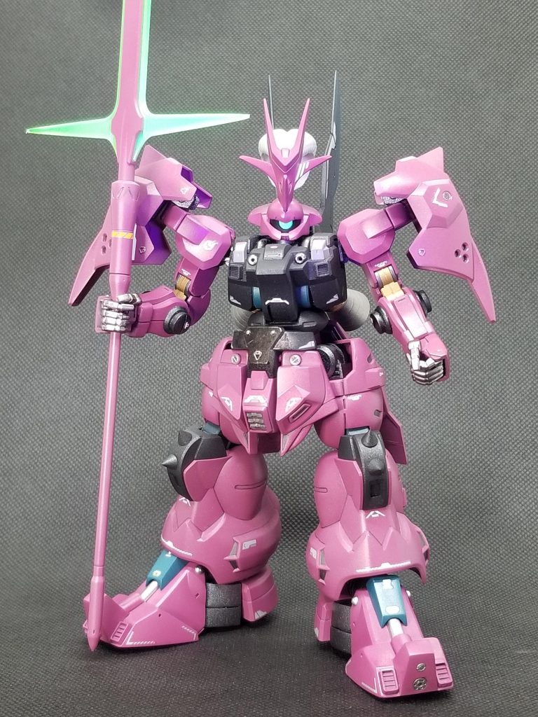 全身ショット。ストーリーで説明したとおり、やはり足の短さとゾウさん脚部(豚足なんて呼ばれてることも😅)が気になり、改修してみました。あとモノアイ化。最初はやるつもりなかったんですが(笑)…やっぱ宇宙世紀好きなので😁